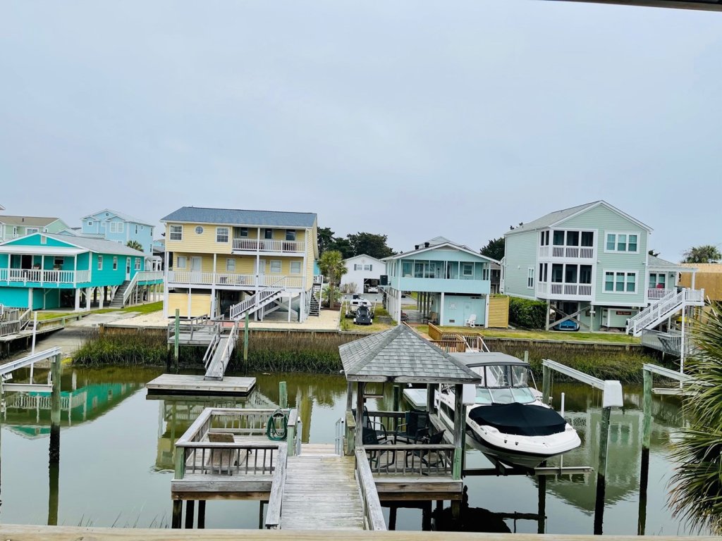 Beach Bells / 142 Tarpon Drive Vacation Rental in Holden Beach - RedAwning