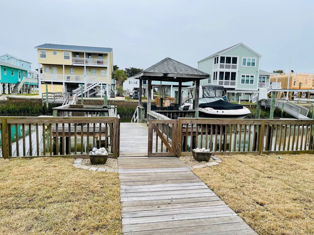 Beach Bells / 142 Tarpon Drive Vacation Rental in Holden Beach - RedAwning