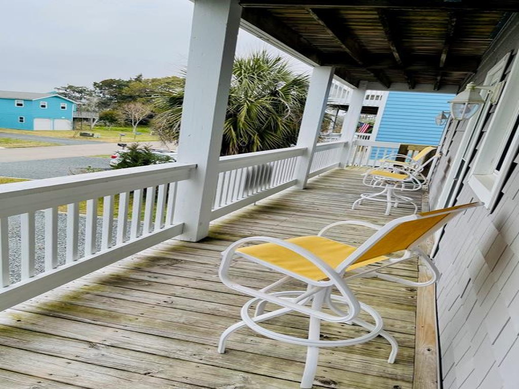 Beach Bells / 142 Tarpon Drive Vacation Rental in Holden Beach - RedAwning