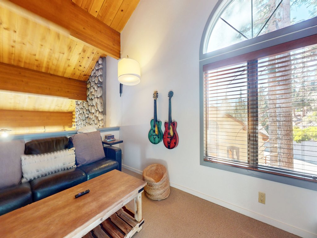 Bridges Townhome 11 Pet-Friendly Deluxe Townhome with Private Hot Tub and Stones throw to slopes Vacation Rental in Mammoth Lakes - RedAwning