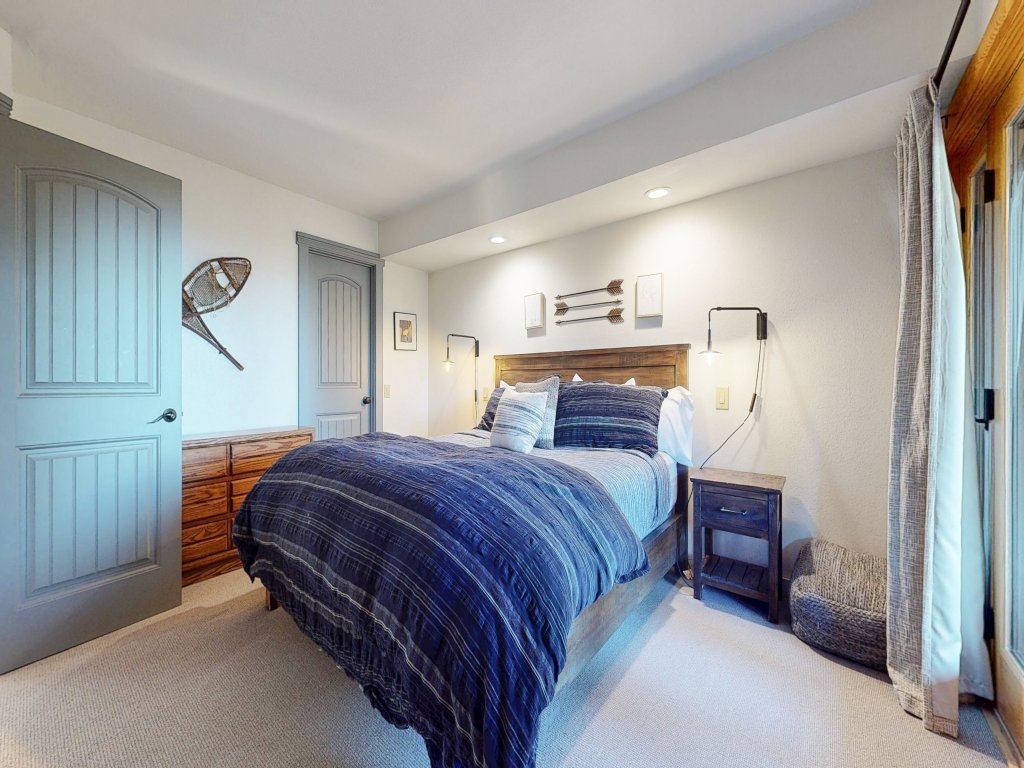 Bridges Townhome 11 Pet-Friendly Deluxe Townhome with Private Hot Tub and Stones throw to slopes Vacation Rental in Mammoth Lakes - RedAwning