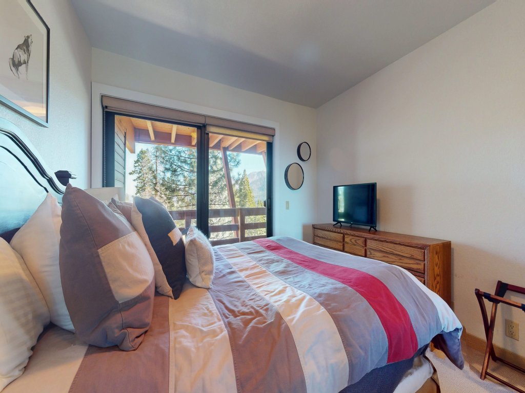 Bridges Townhome 11 Pet-Friendly Deluxe Townhome with Private Hot Tub and Stones throw to slopes Vacation Rental in Mammoth Lakes - RedAwning