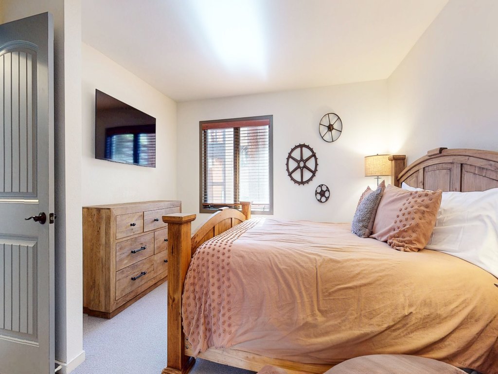 Bridges Townhome 11 Pet-Friendly Deluxe Townhome with Private Hot Tub and Stones throw to slopes Vacation Rental in Mammoth Lakes - RedAwning