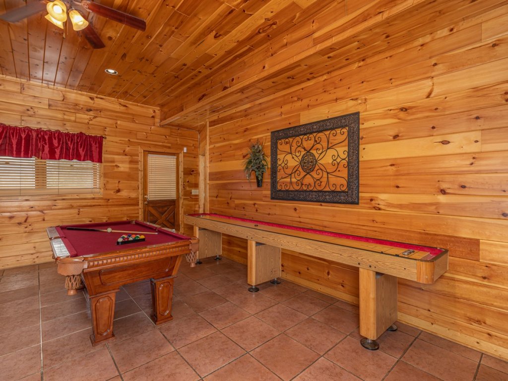 Spacious Party Hut Near Attractions Vacation Rental in Sevierville - RedAwning