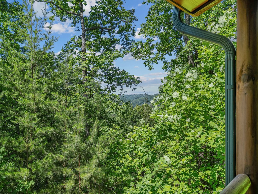 Luxurious Nine Bears Home Minutes Away to Gatlinburg Vacation Rental in Sevierville - RedAwning