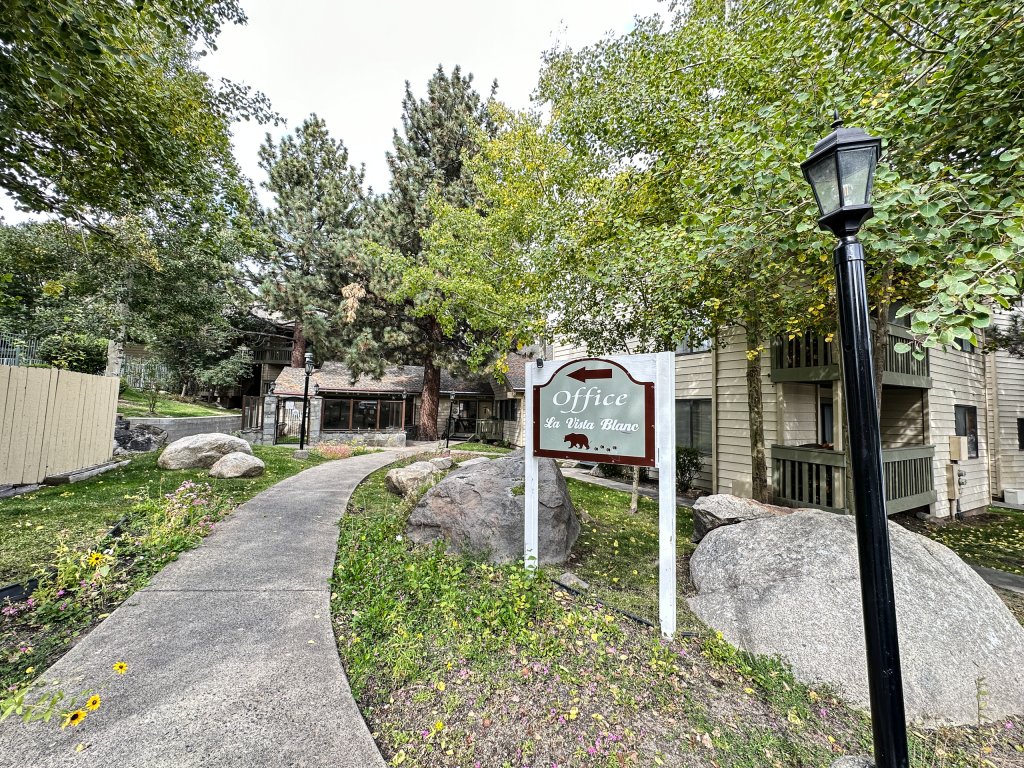 La Vista Blanc 61 Cozy Studio in Central Location, Perfect Mountain Getaway Vacation Rental in Mammoth Lakes - RedAwning