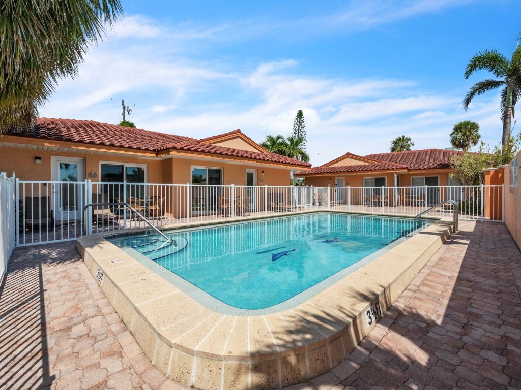 The Villas 2B Vacation Rental in Holmes Beach - RedAwning
