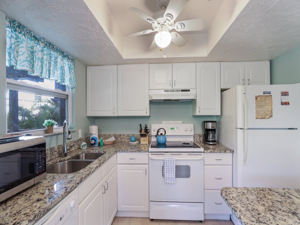 Beach Breeze Hideaway Vacation Rental in Holmes Beach - RedAwning