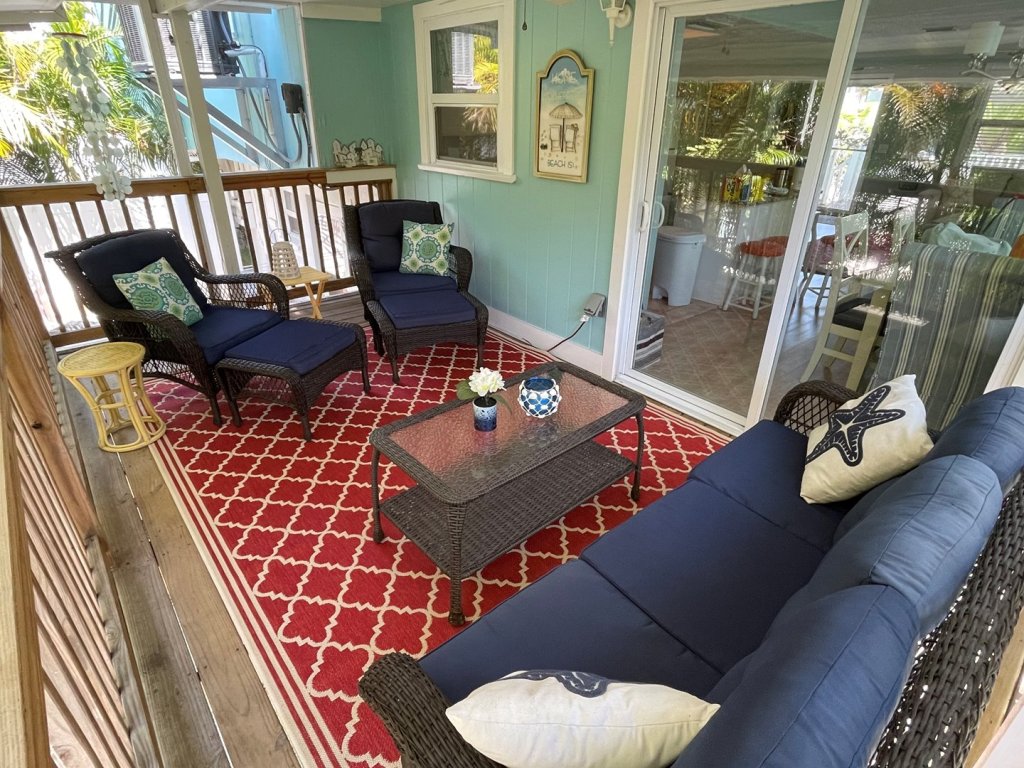 Beach Breeze Hideaway Vacation Rental in Holmes Beach - RedAwning