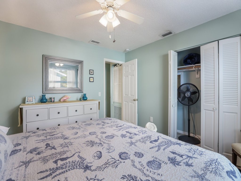 Beach Breeze Hideaway Vacation Rental in Holmes Beach - RedAwning