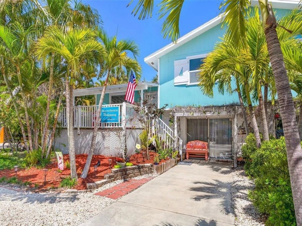 Beach Breeze Hideaway Vacation Rental in Holmes Beach - RedAwning