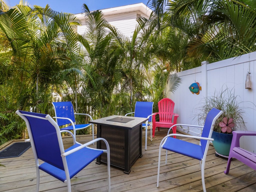 Beach Breeze Hideaway Vacation Rental in Holmes Beach - RedAwning