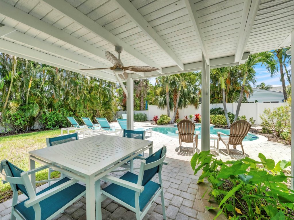 Ebb Tide      Vacation Rental in Holmes Beach - RedAwning