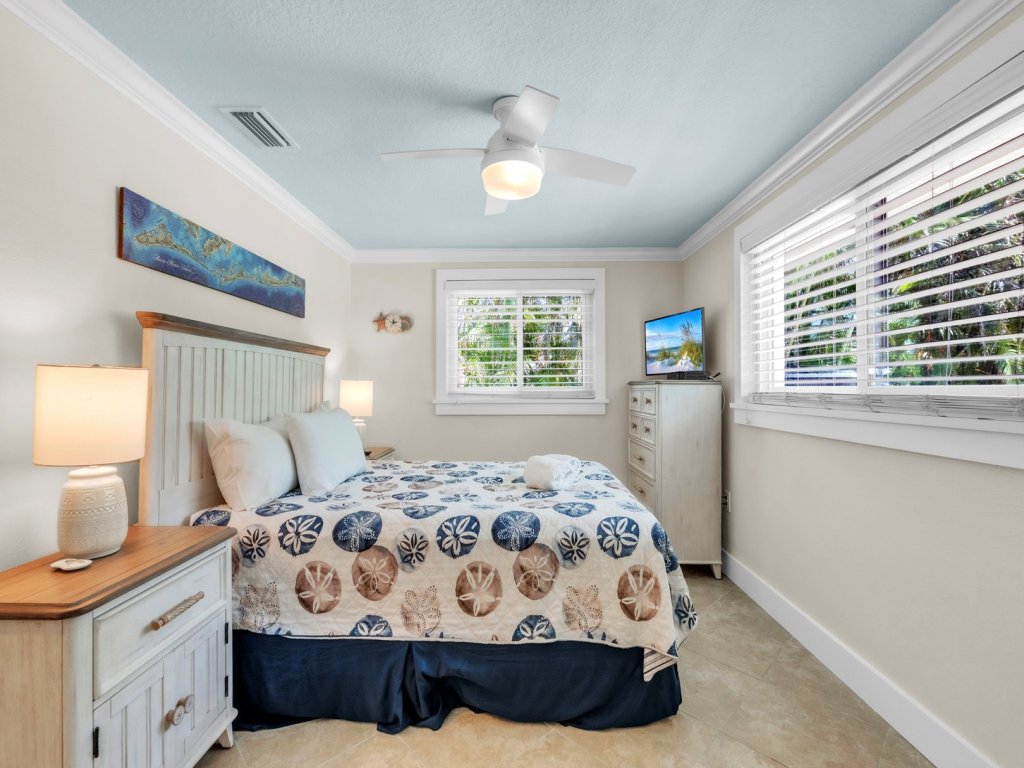 Ebb Tide      Vacation Rental in Holmes Beach - RedAwning