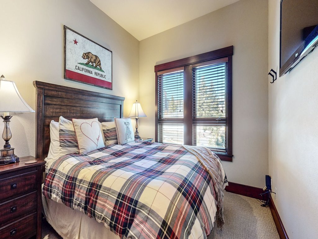 Juniper Crest 10 Private Hot Tub, Luxurious and Elegant, Walk to the Lifts and Mountain Views Vacation Rental in Mammoth Lakes - RedAwning