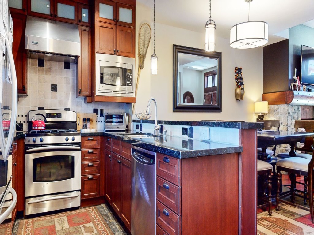 Juniper Crest 10 Private Hot Tub, Luxurious and Elegant, Walk to the Lifts and Mountain Views Vacation Rental in Mammoth Lakes - RedAwning