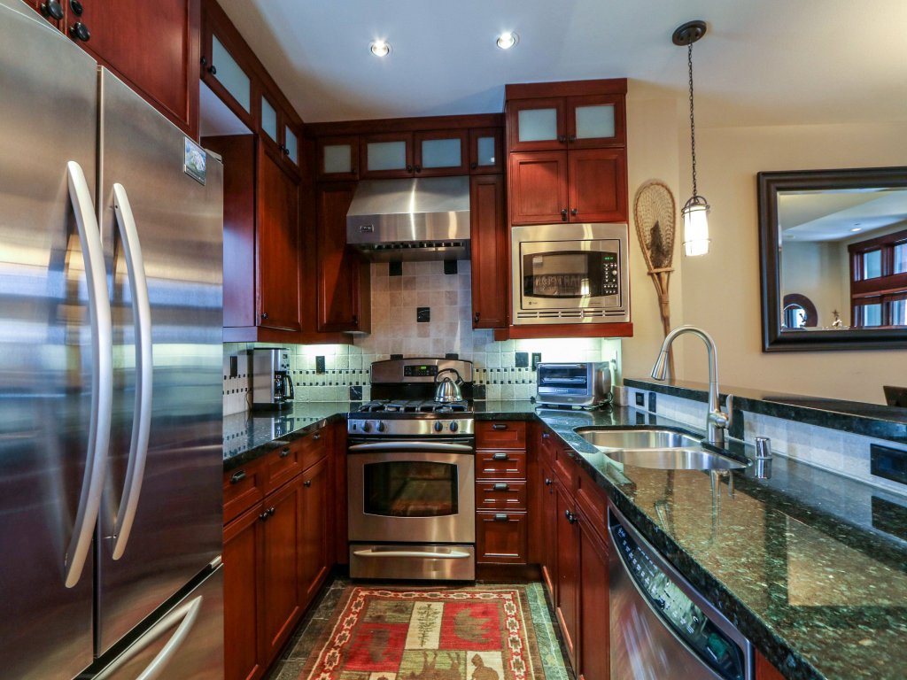 Juniper Crest 10 Private Hot Tub, Luxurious and Elegant, Walk to the Lifts and Mountain Views Vacation Rental in Mammoth Lakes - RedAwning