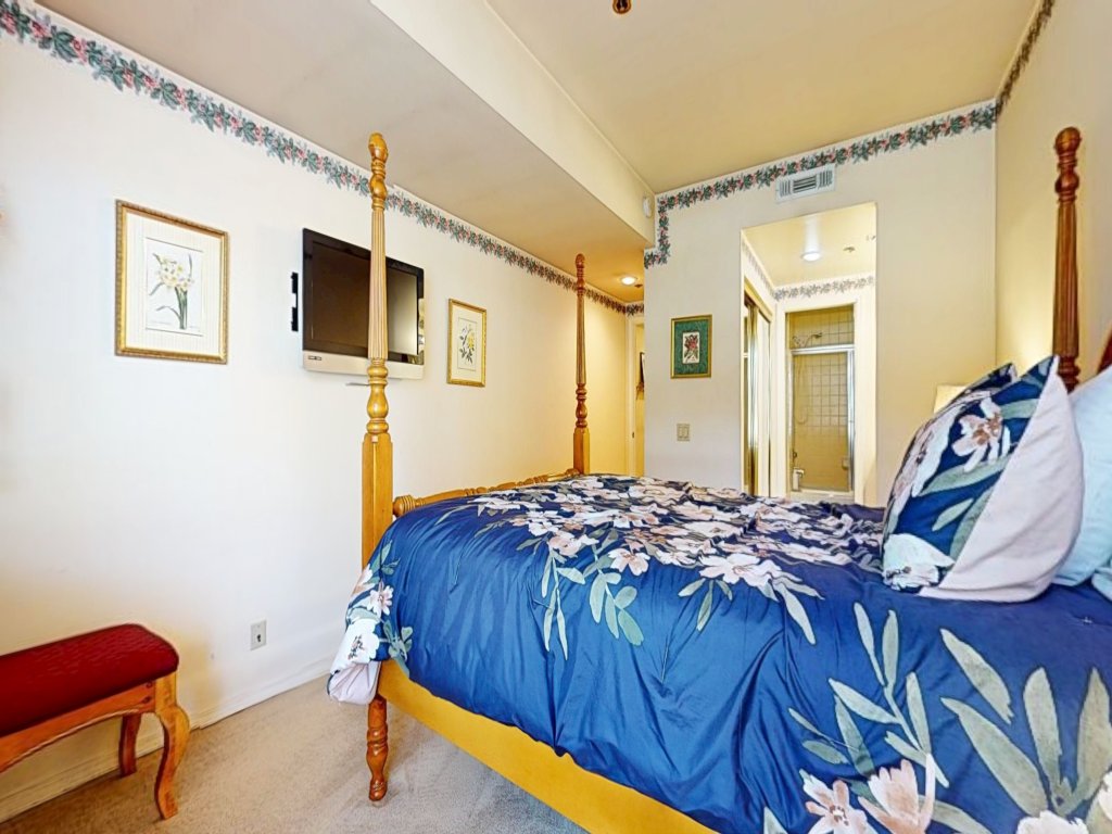 Silver Bear 18 Walk to Canyon Lodge, Cozy, Underground Parking Vacation Rental in Mammoth Lakes - RedAwning