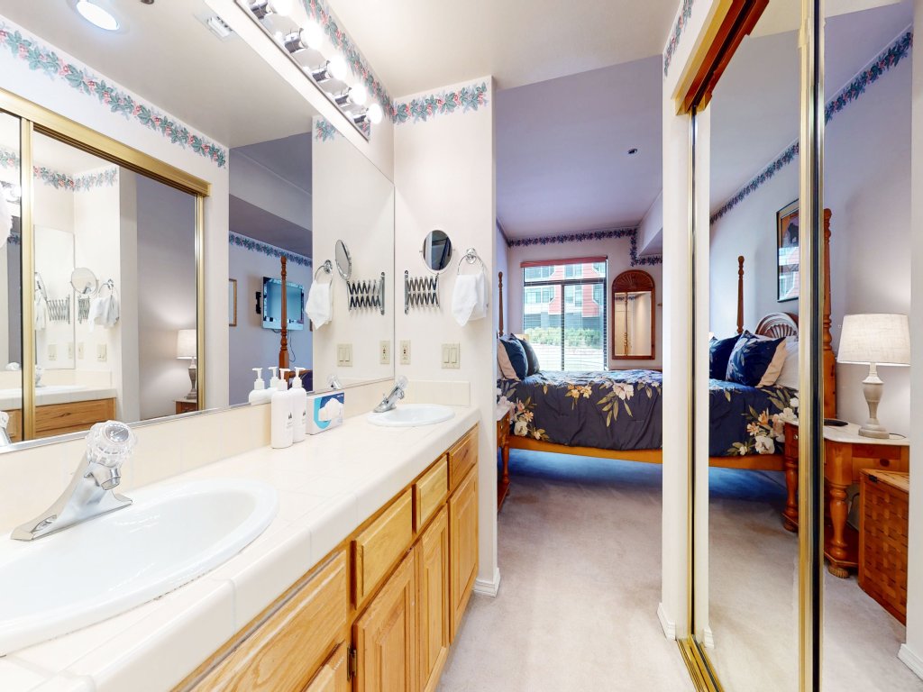 Silver Bear 18 Walk to Canyon Lodge, Cozy, Underground Parking Vacation Rental in Mammoth Lakes - RedAwning