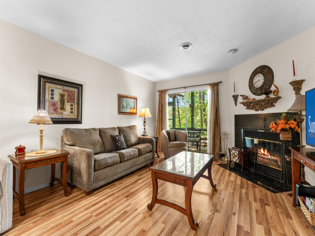 PR31-1 -Bluffs Oasis Vacation Rental in Branson - RedAwning