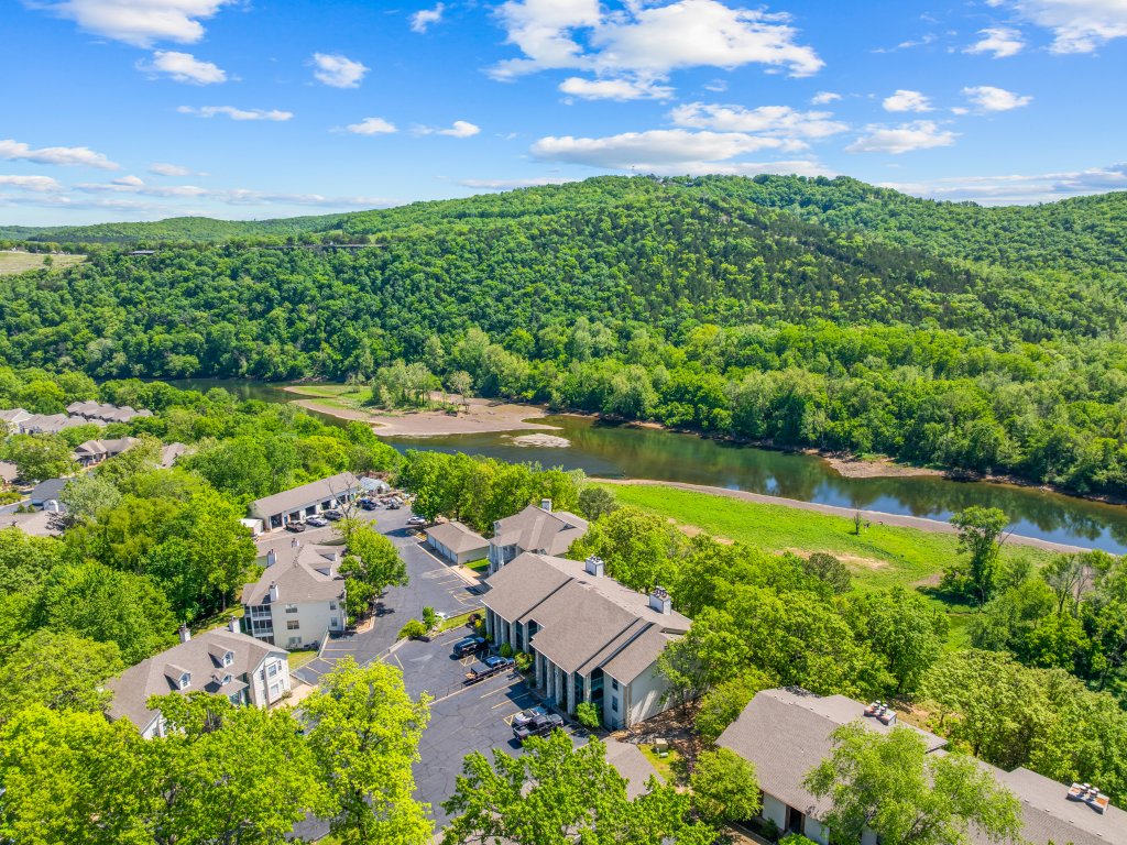 PR31-1 -Bluffs Oasis Vacation Rental in Branson - RedAwning