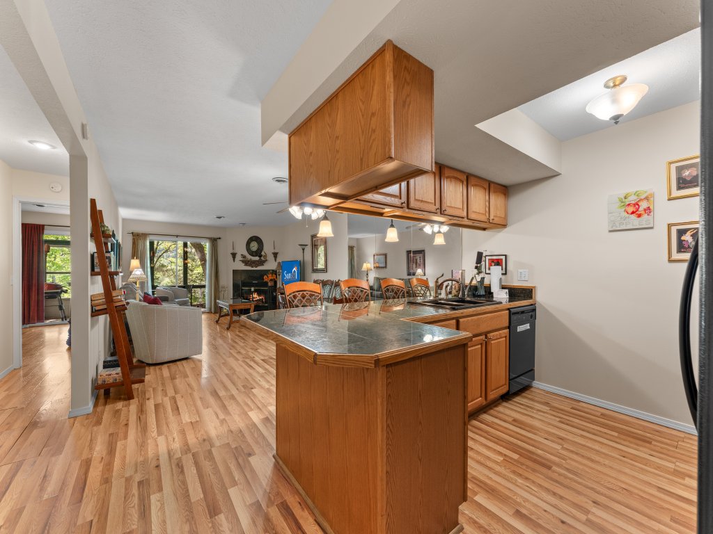 PR31-1 -Bluffs Oasis Vacation Rental in Branson - RedAwning