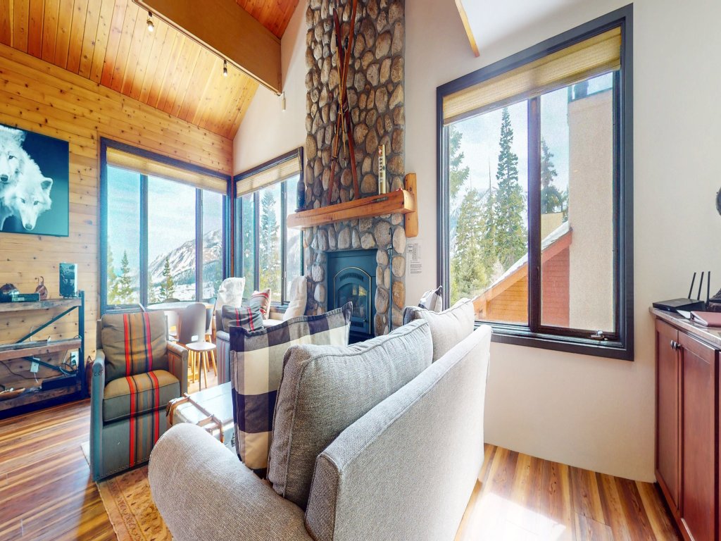 Bridges Townhome 5 Large, Remodeled Mountain View Townhome with Private Jacuzzi, Steps to Eagle Lodge Vacation Rental in Mammoth Lakes - RedAwning