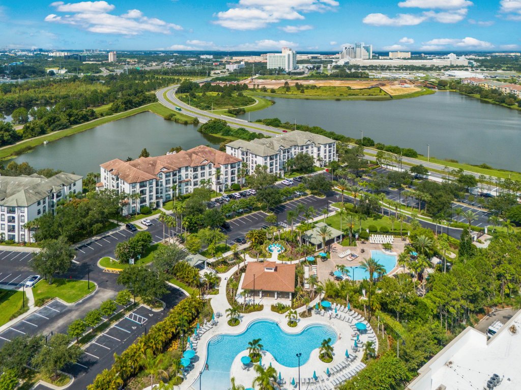 Orlando Palms Deluxe Condo Vacation Rental in Orlando - RedAwning
