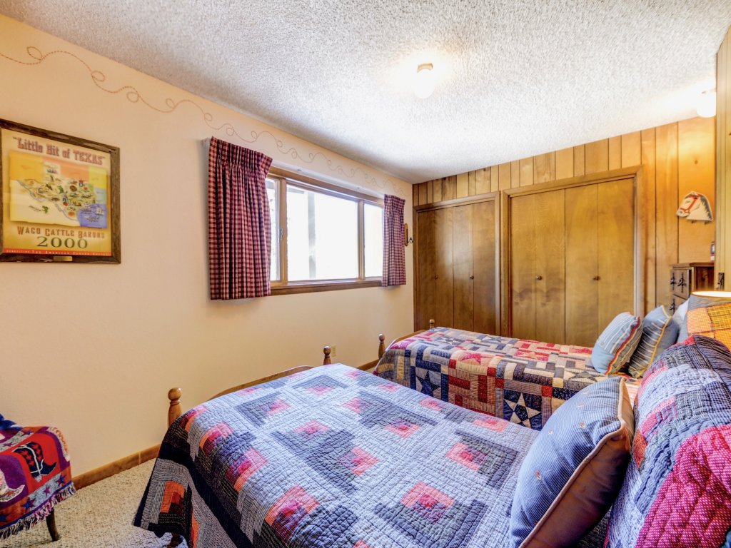 Bear Cove Vacation Home at Windcliff Vacation Rental in Estes Park - RedAwning
