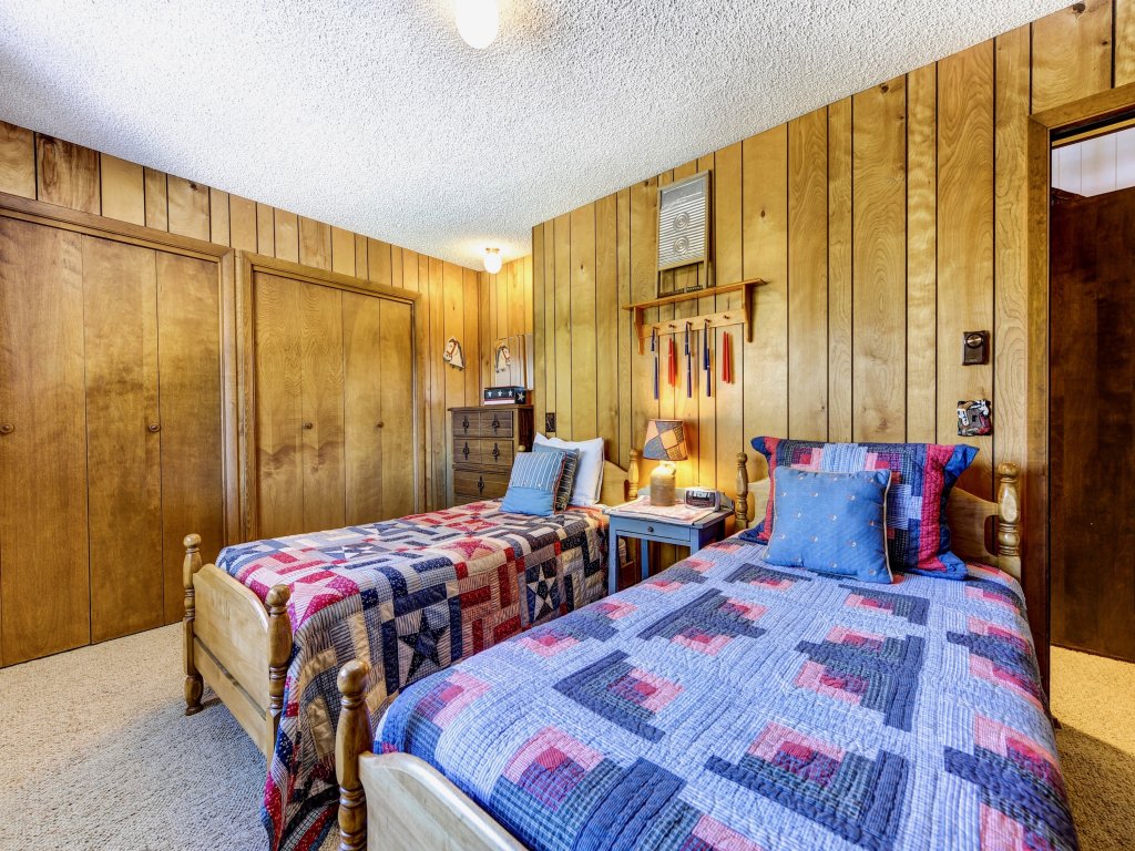 Bear Cove Vacation Home at Windcliff Vacation Rental in Estes Park - RedAwning