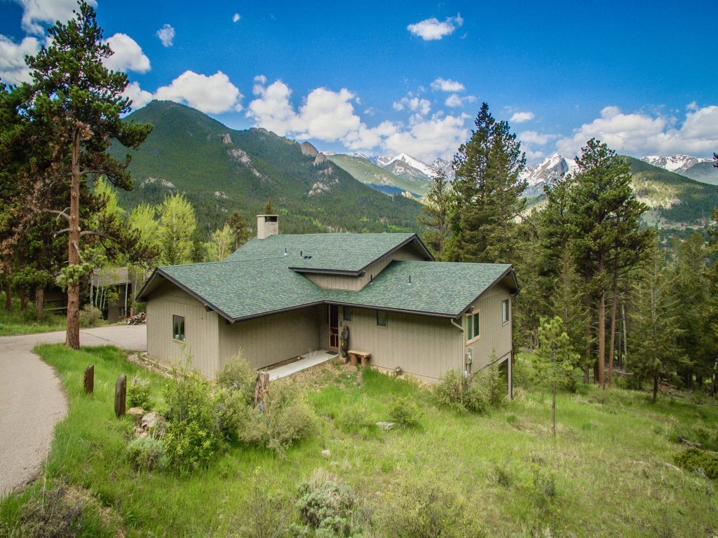 Bear Cove Vacation Home at Windcliff Vacation Rental in Estes Park - RedAwning