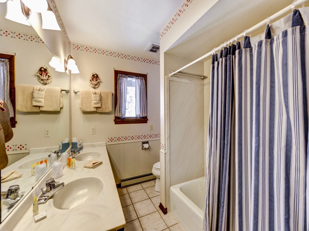 Bear Cove Vacation Home at Windcliff Vacation Rental in Estes Park - RedAwning