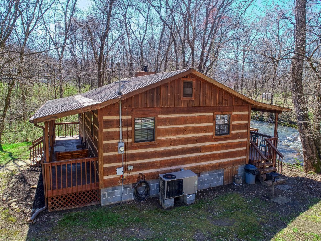 Creekside Memories Vacation Rental in Cosby - RedAwning