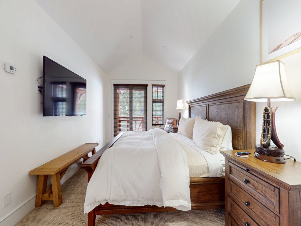 Juniper Crest 26 Large Townhouse, Private Jacuzzi and Walk to Eagle Lodge Vacation Rental in Mammoth Lakes - RedAwning
