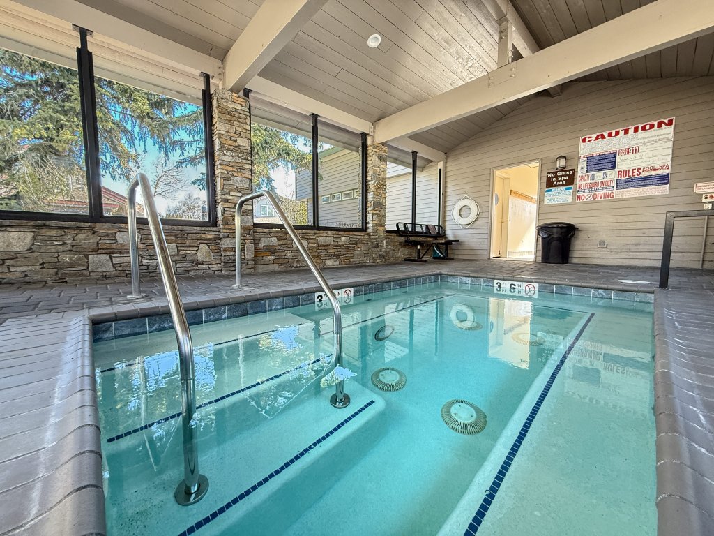 Snowcreek IV 622 Light, Bright and Updated, Walk to Snowcreek Athletic Club Vacation Rental in Mammoth Lakes - RedAwning
