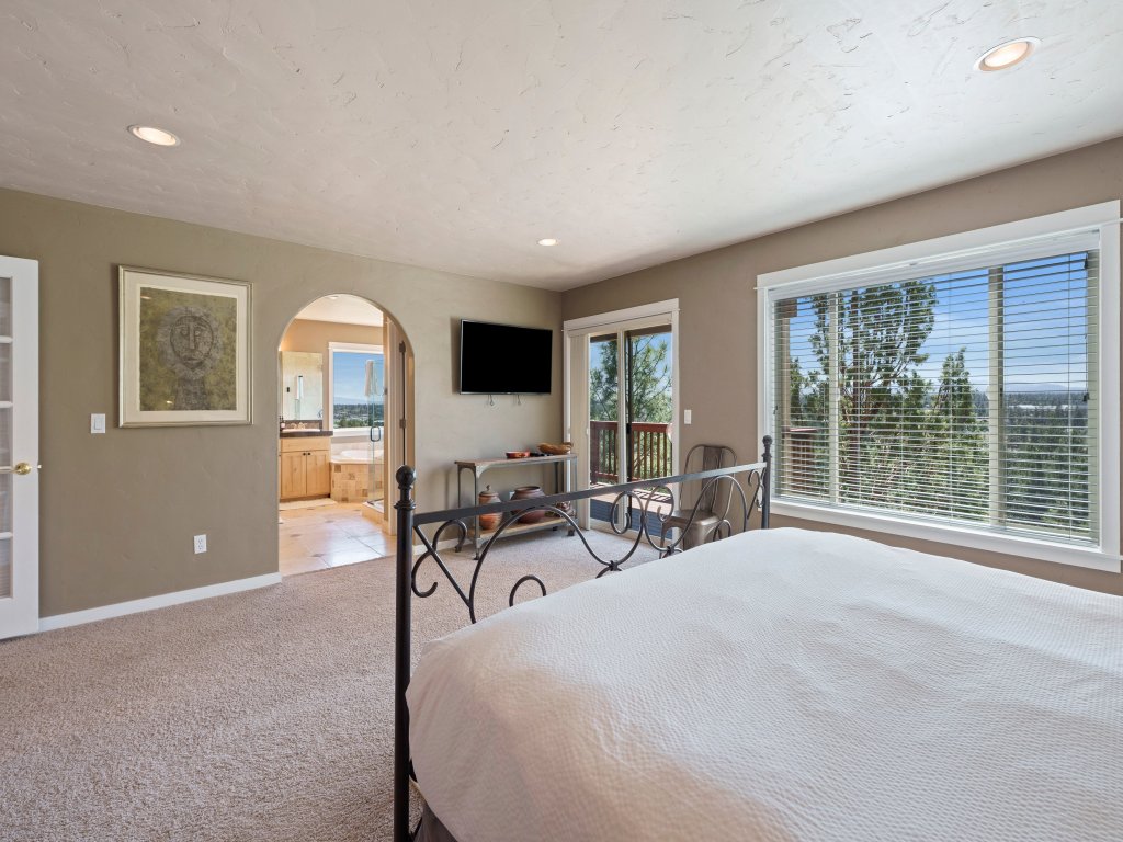 Golden Butte Vacation Rental in Bend - RedAwning