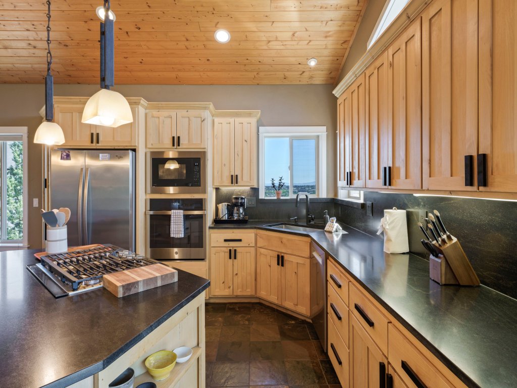 Golden Butte Vacation Rental in Bend - RedAwning