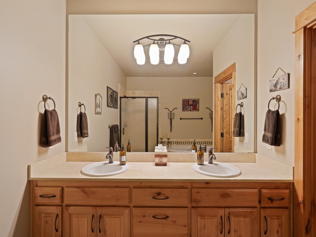 5 Vine Maple Vacation Rental in Sunriver - RedAwning