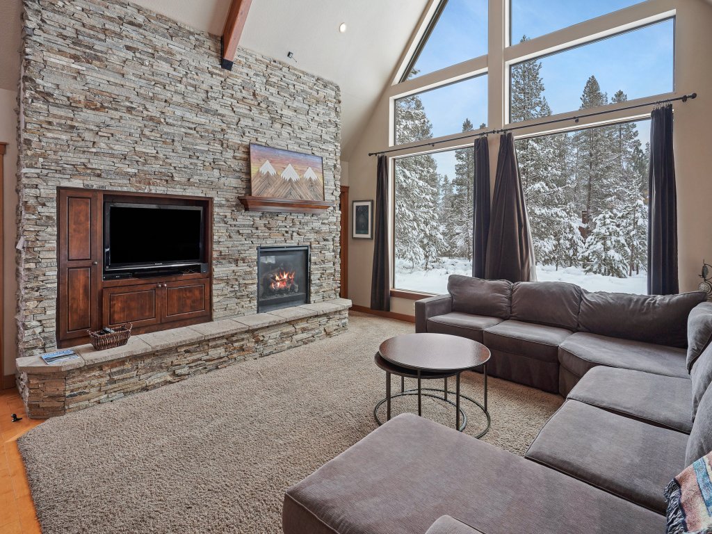 8 Mt Baker Home with Hot Tub Vacation Rental in Sunriver - RedAwning