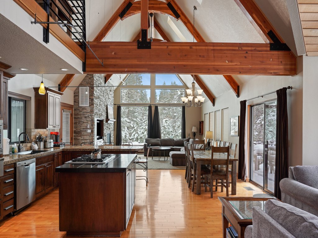 8 Mt Baker Home with Hot Tub Vacation Rental in Sunriver - RedAwning