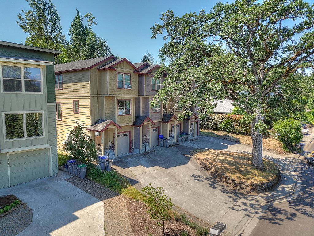 Spacious B2 Townhome with Fireplace and BBQ on the Deck Vacation Rental in Hood River - RedAwning
