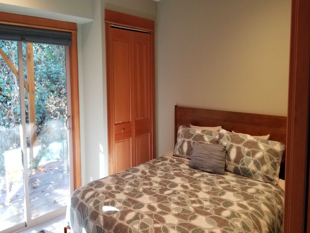 Spacious B2 Townhome with Fireplace and BBQ on the Deck Vacation Rental in Hood River - RedAwning