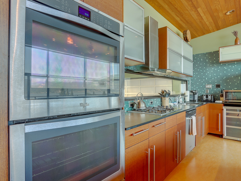 Alizes Modern Home with Views of the Columbia River Gorge Vacation Rental in Hood River - RedAwning