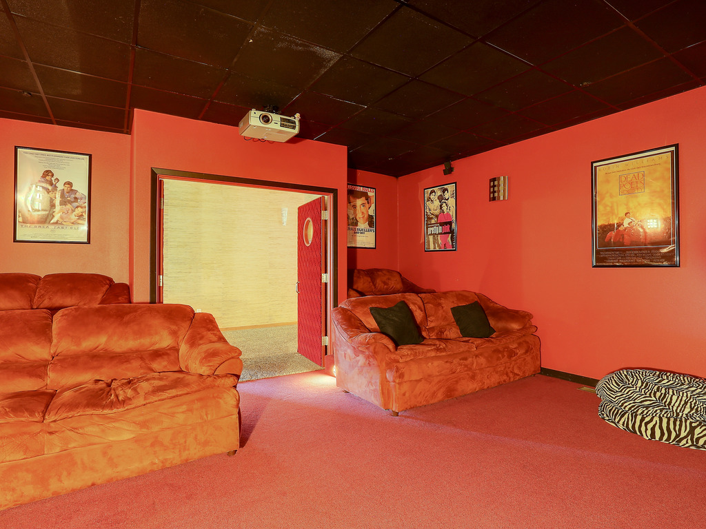Alizes Modern Home with Views of the Columbia River Gorge Vacation Rental in Hood River - RedAwning