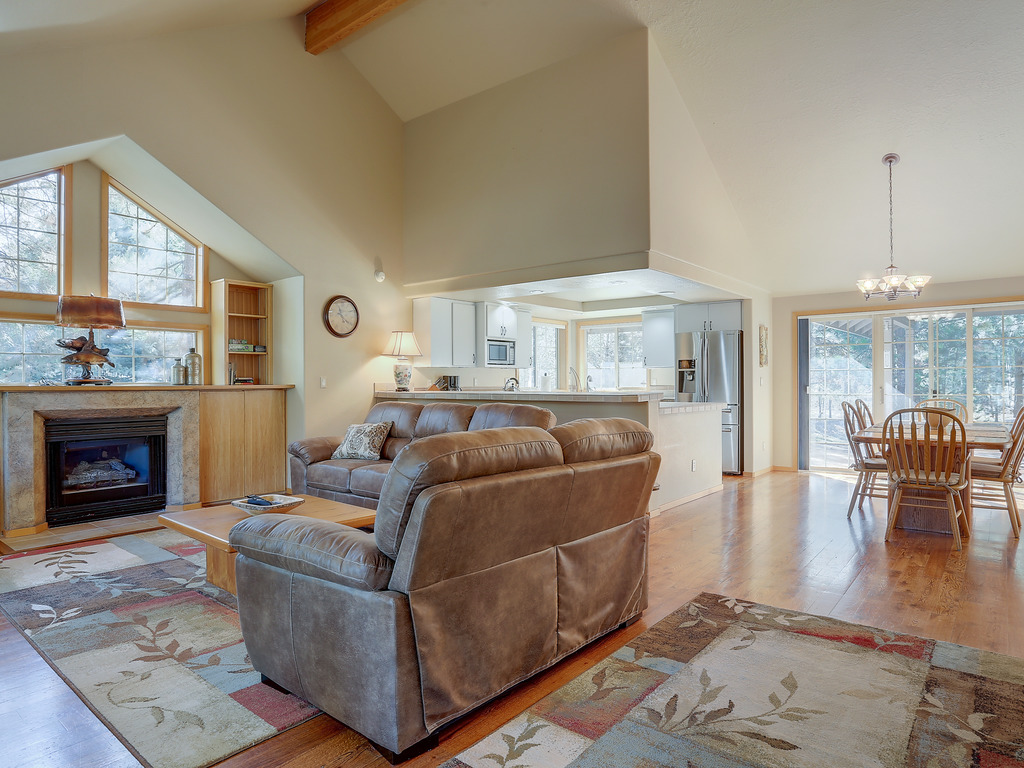 Pet-Friendly 13 Ollalie Home features Double Car Garage Vacation Rental in Sunriver - RedAwning