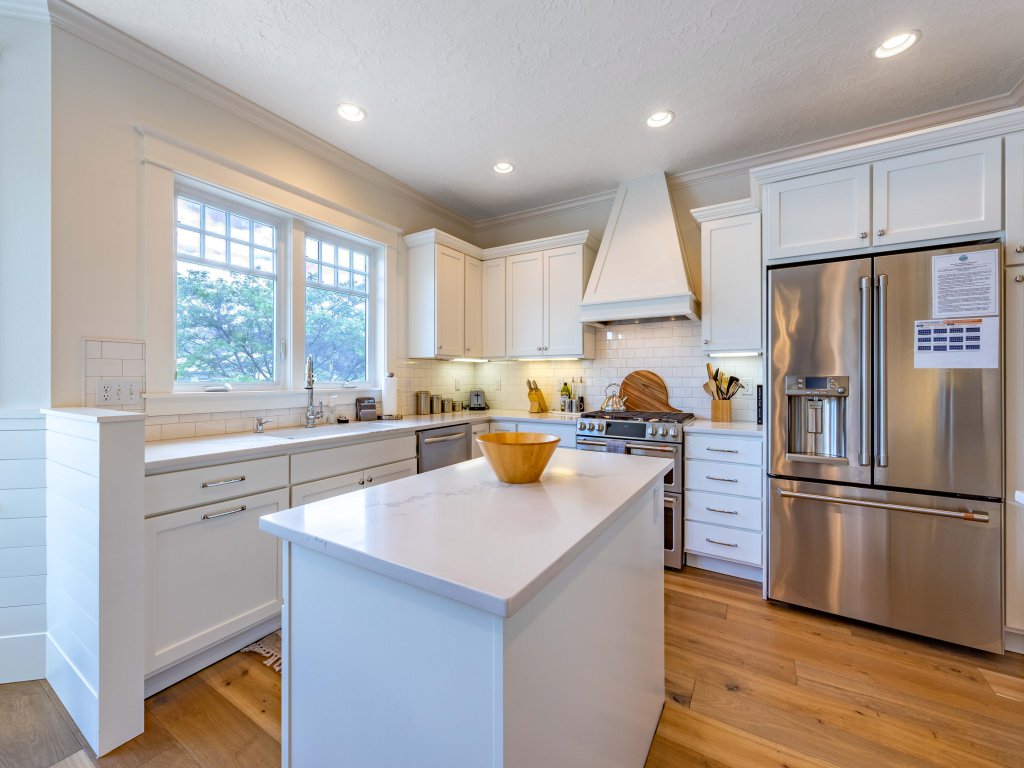 Lincoln House 30 day minimum Vacation Rental in Hood River - RedAwning