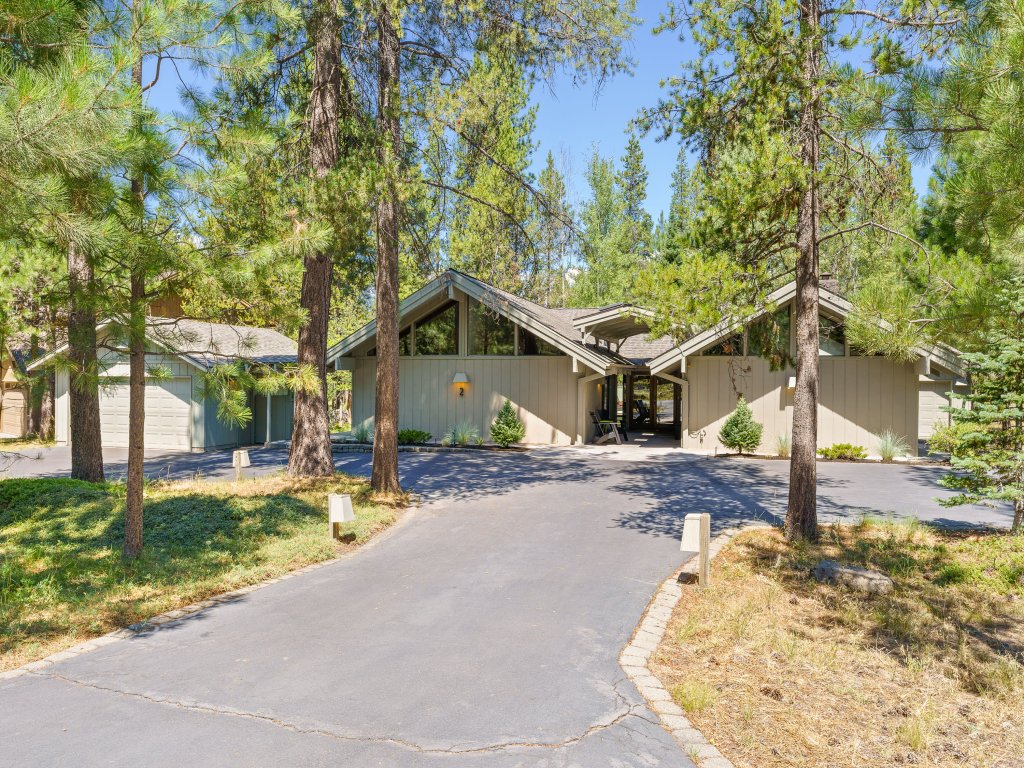 2 Pioneer Home features Brand New Hot Tub and Bikes to Explore Sunriver Vacation Rental in Sunriver - RedAwning