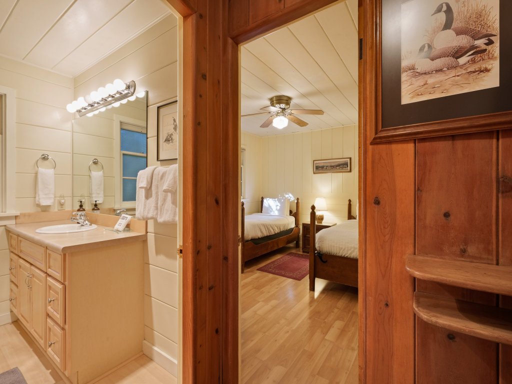 Mirror Pond Vacation Rental in Bend - RedAwning
