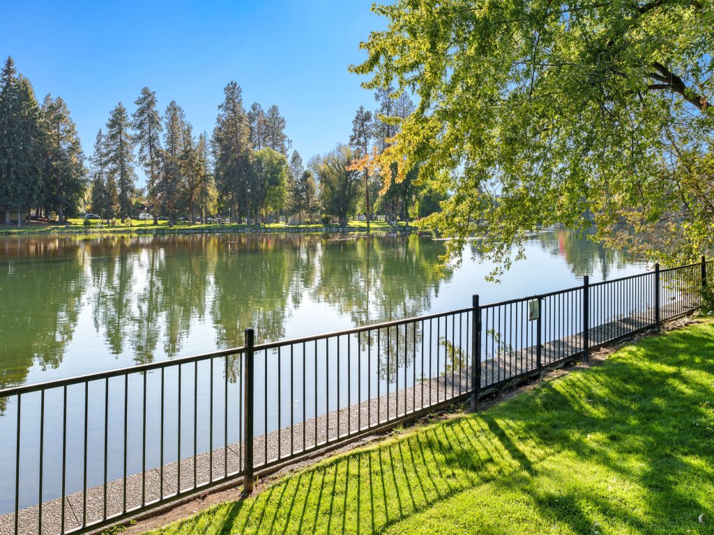 Mirror Pond Vacation Rental in Bend - RedAwning