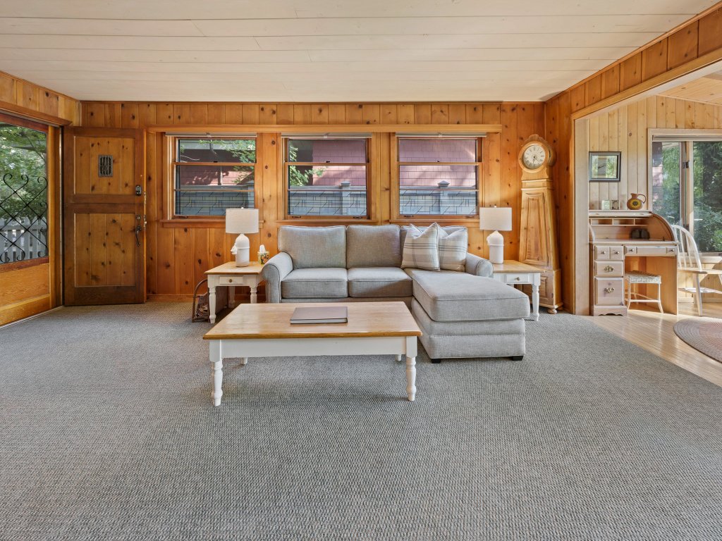 Mirror Pond Vacation Rental in Bend - RedAwning
